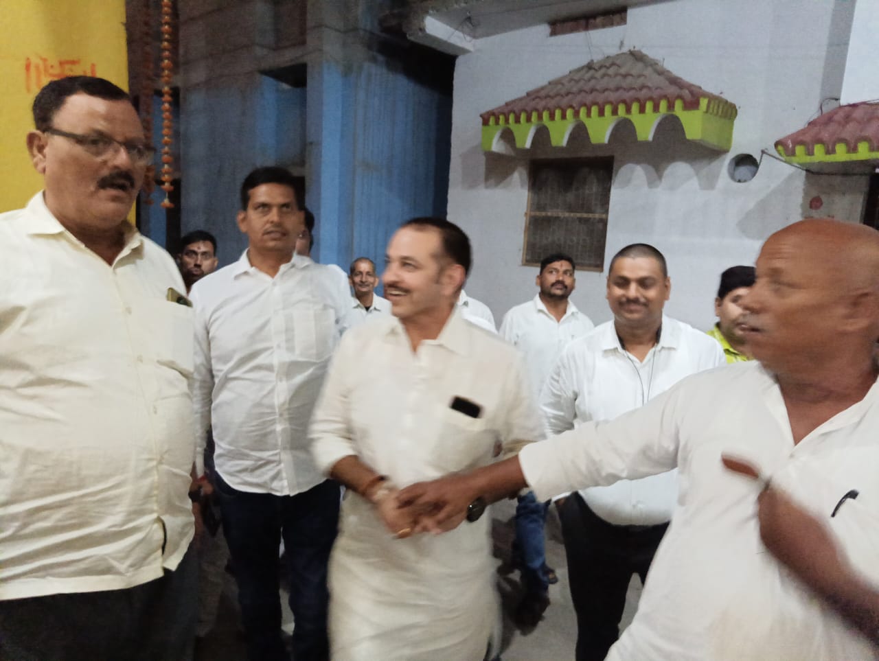 नागरिकों के साथ पूर्व सांसद चन्दन नागरिकों के साथ पूर्व सांसद चन्दन