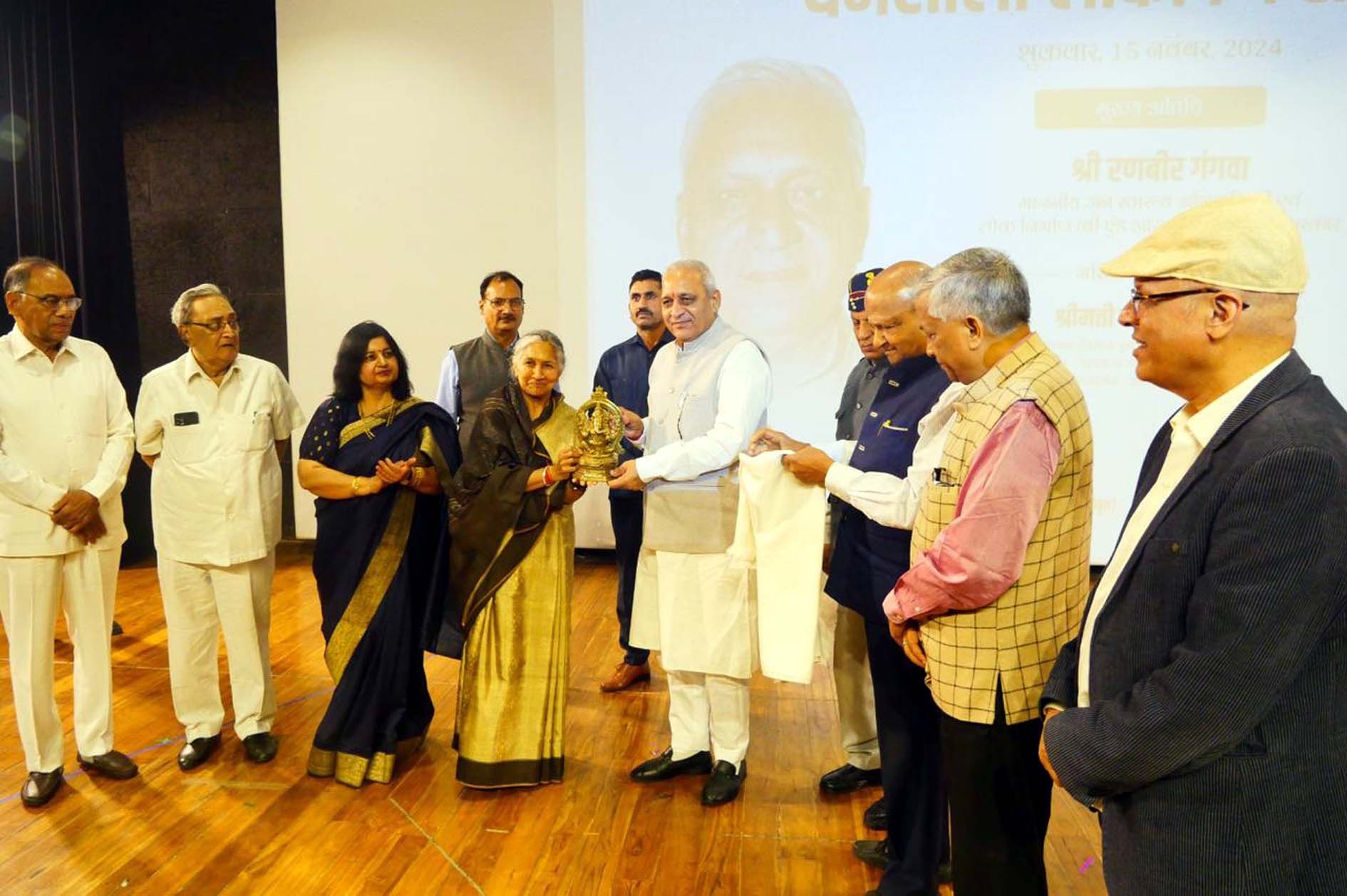 मंत्री का स्वागत करते विधायक सावित्री जिंदल मंत्री का स्वागत करते विधायक सावित्री जिंदल