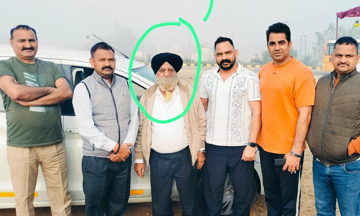 पुलिस गिरफ्त में इनामी। पुलिस गिरफ्त में इनामी।