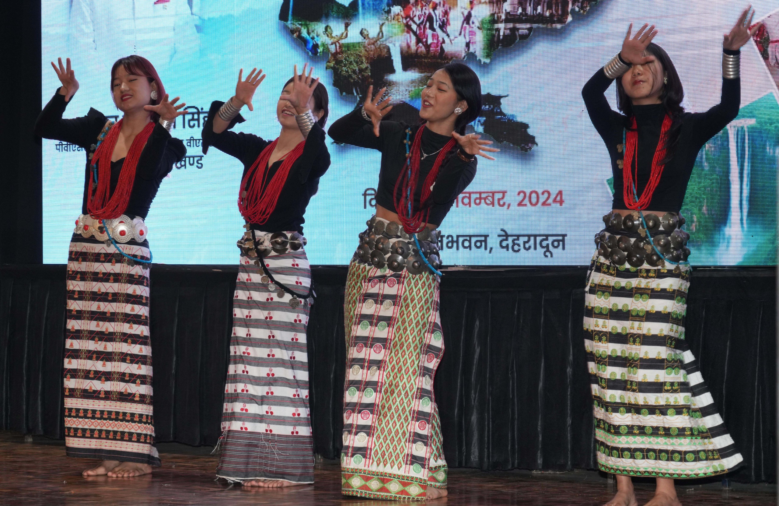 राज्य भवन देहरादून में जनजातीय गौरव दिवस और झारखंड राज्य का स्थापना दिवस कार्यक्रम । राज्य भवन देहरादून में जनजातीय गौरव दिवस और झारखंड राज्य का स्थापना दिवस कार्यक्रम ।