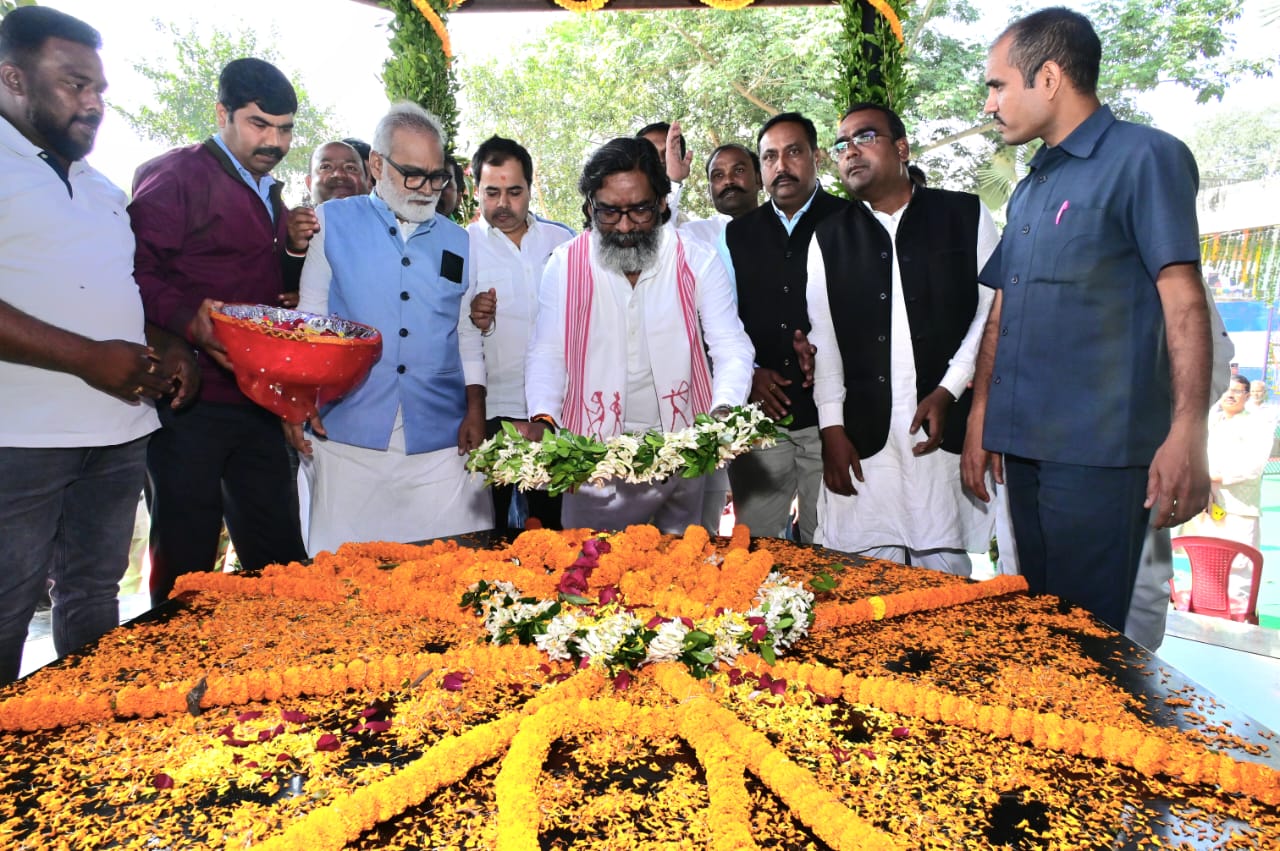 मुख्यमंत्री श्रद्धांजलि देते मुख्यमंत्री श्रद्धांजलि देते