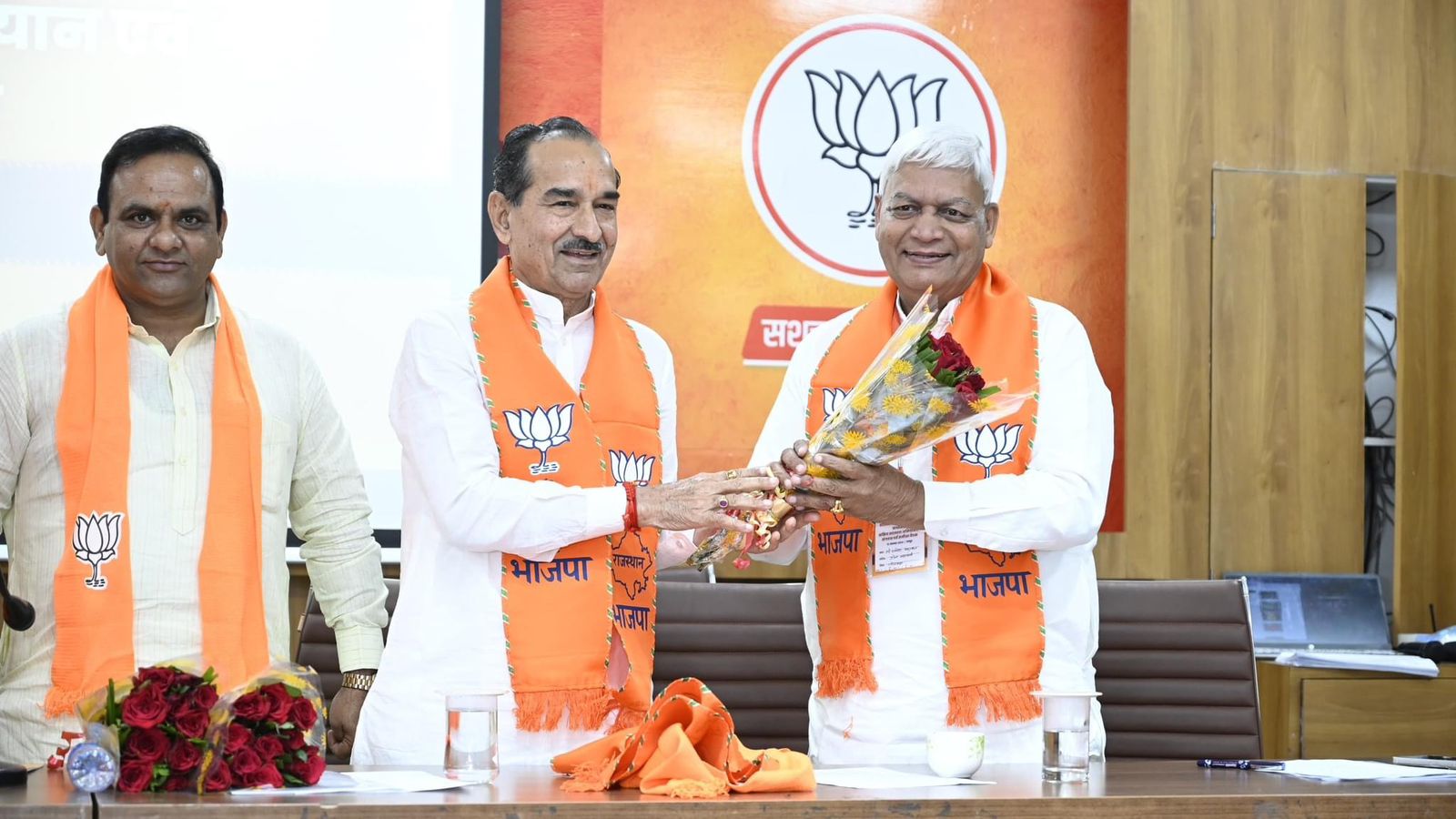 राजनीति में कुछ भी स्थाई नहीं होता, कल कुछ भी संभव, सभी को संगठन के प्रति ईमानदारी से लक्ष्य निर्धारित कर करना चाहिए कार्यः डॉ राधा मोहन दास अग्रवाल राजनीति में कुछ भी स्थाई नहीं होता, कल कुछ भी संभव, सभी को संगठन के प्रति ईमानदारी से लक्ष्य निर्धारित कर करना चाहिए कार्यः डॉ राधा मोहन दास अग्रवाल