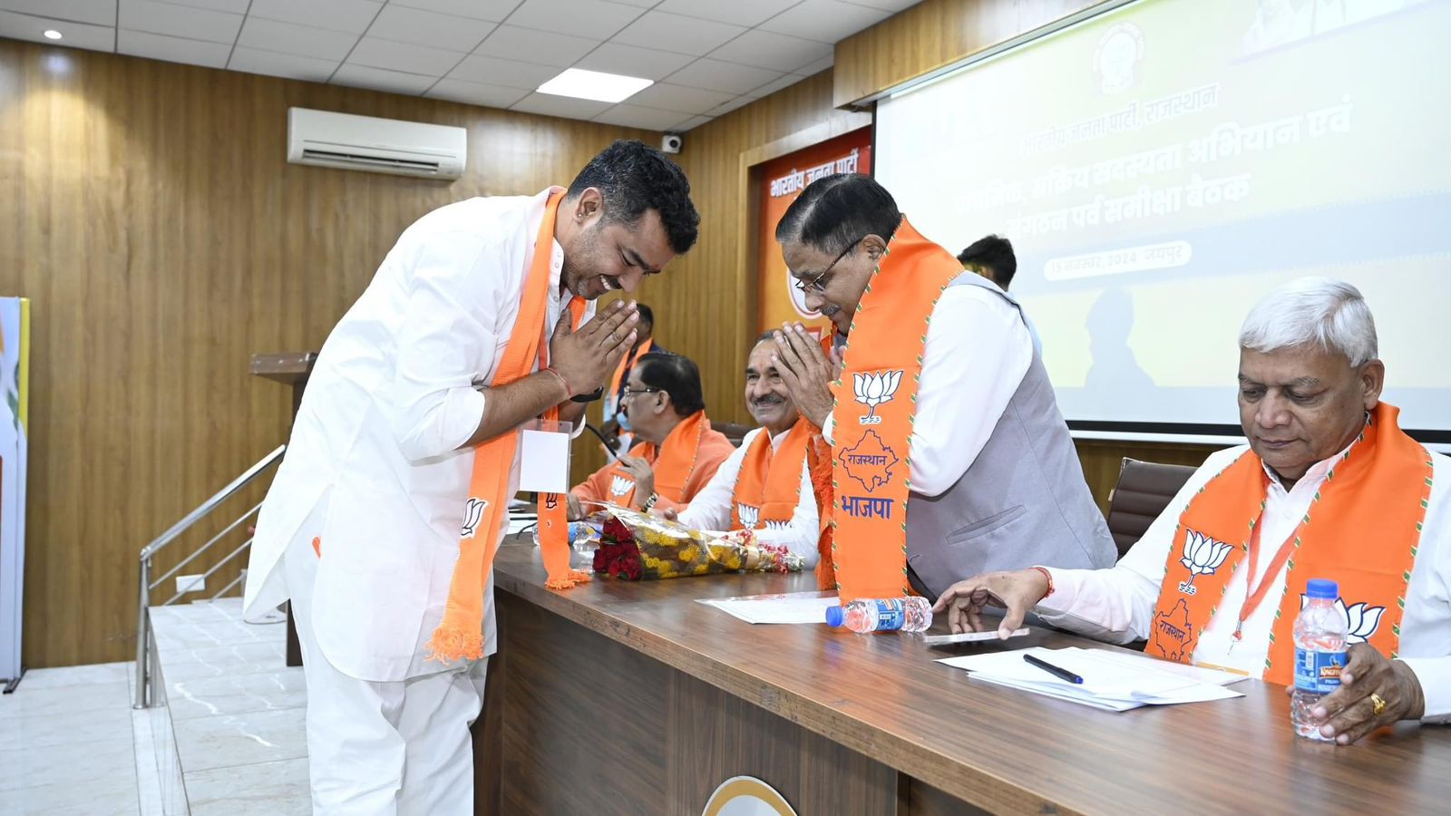 राजनीति में कुछ भी स्थाई नहीं होता, कल कुछ भी संभव, सभी को संगठन के प्रति ईमानदारी से लक्ष्य निर्धारित कर करना चाहिए कार्यः डॉ राधा मोहन दास अग्रवाल राजनीति में कुछ भी स्थाई नहीं होता, कल कुछ भी संभव, सभी को संगठन के प्रति ईमानदारी से लक्ष्य निर्धारित कर करना चाहिए कार्यः डॉ राधा मोहन दास अग्रवाल