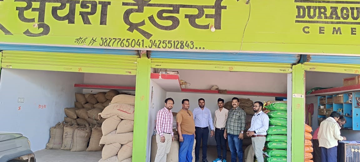 खाद्य विभाग के अधिकारी-कर्मचारी अवैध धान जब्ती की कार्रवाई करते हुए। खाद्य विभाग के अधिकारी-कर्मचारी अवैध धान जब्ती की कार्रवाई करते हुए।