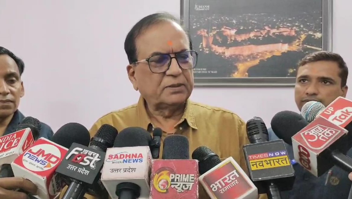 मीडिया से वार्ता करते सतीश चंद्र मिश्रा मीडिया से वार्ता करते सतीश चंद्र मिश्रा