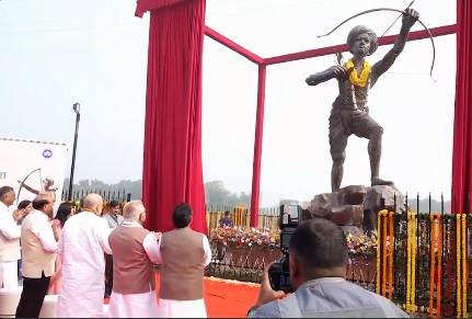 दिल्ली में सराय काले खां के पास बांसेरा पार्क में भगवान बिरसा मुंडा की प्रतिमा दिल्ली में सराय काले खां के पास बांसेरा पार्क में भगवान बिरसा मुंडा की प्रतिमा