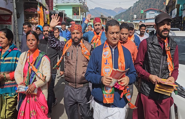 ऊखीमठ बाजार में जनसंपर्क कर भाजपा प्रत्याशी के लिए वोट मांगते गढ़वाल सांसद अनिल बलूनी ऊखीमठ बाजार में जनसंपर्क कर भाजपा प्रत्याशी के लिए वोट मांगते गढ़वाल सांसद अनिल बलूनी