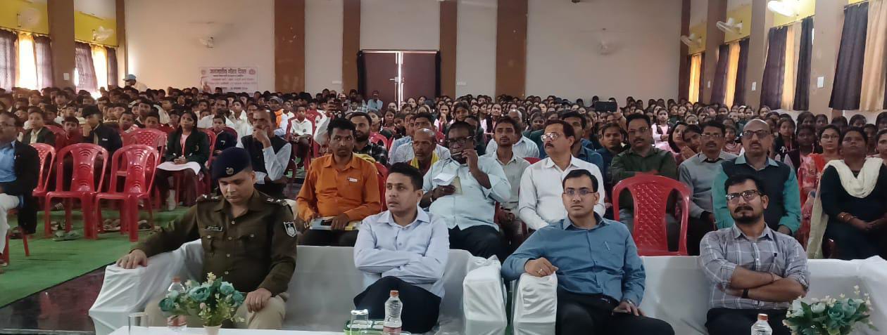कार्यक्रम को सुनते देखते कार्यक्रम को सुनते देखते