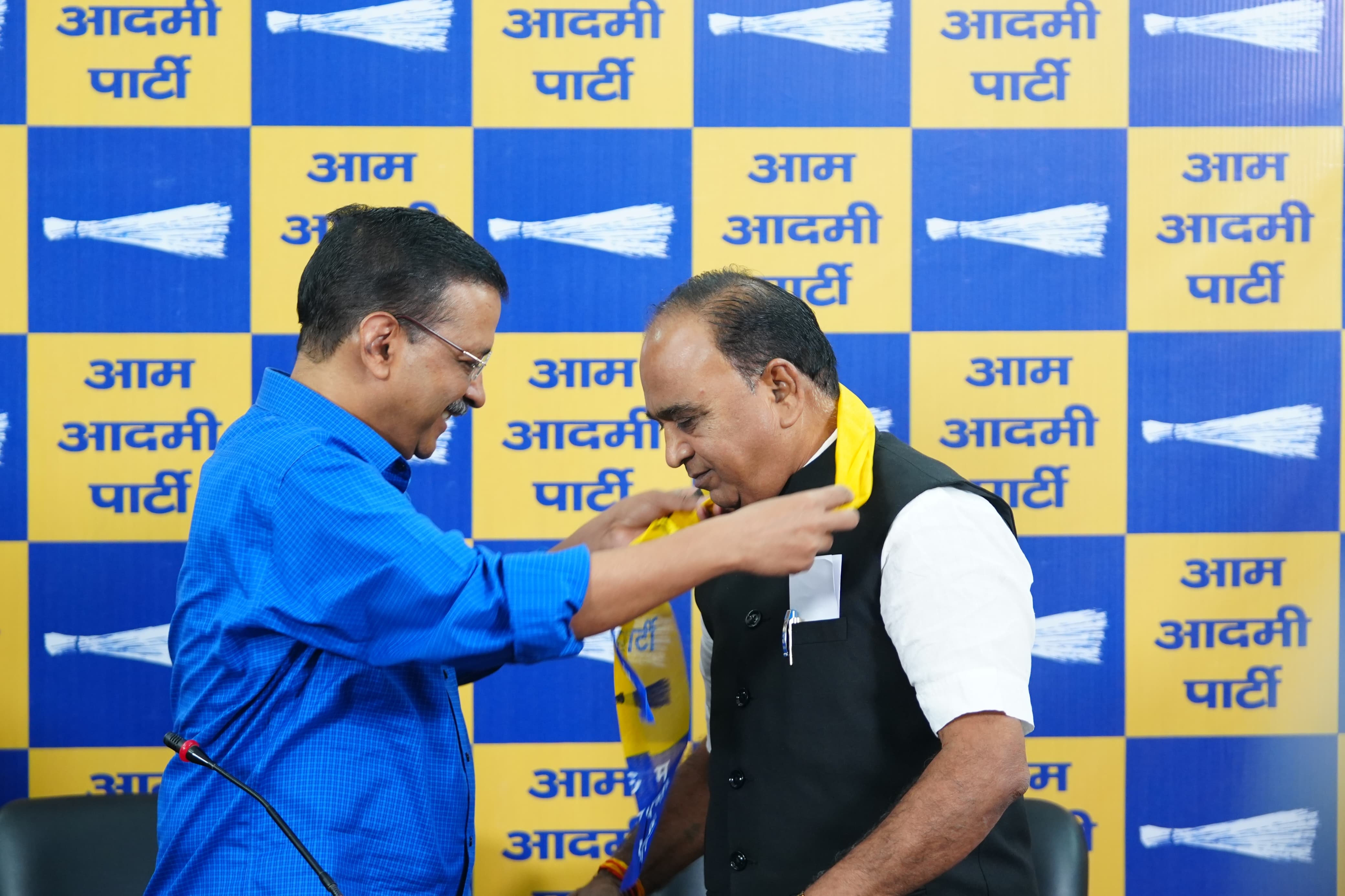 सीमापुरी से तीन बार के विधायक और दलित नेता वीर सिंह धींगान आआपा में शामिल सीमापुरी से तीन बार के विधायक और दलित नेता वीर सिंह धींगान आआपा में शामिल