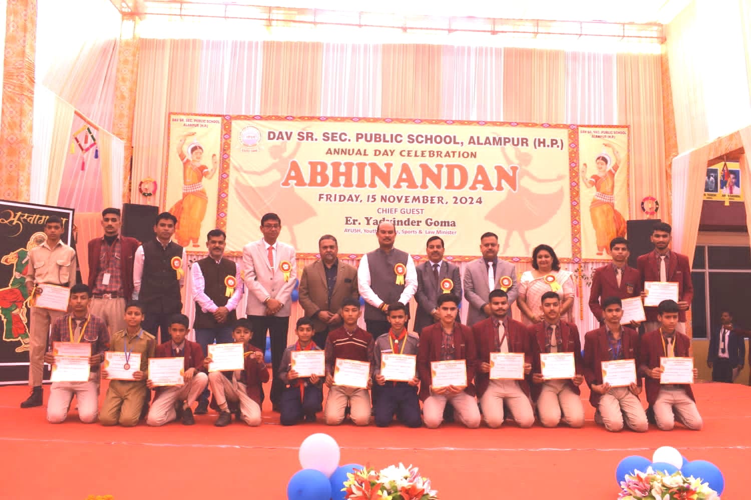 खेल मंत्री यादविंद्र गोमा मेधावी छात्रों के साथ। खेल मंत्री यादविंद्र गोमा मेधावी छात्रों के साथ।