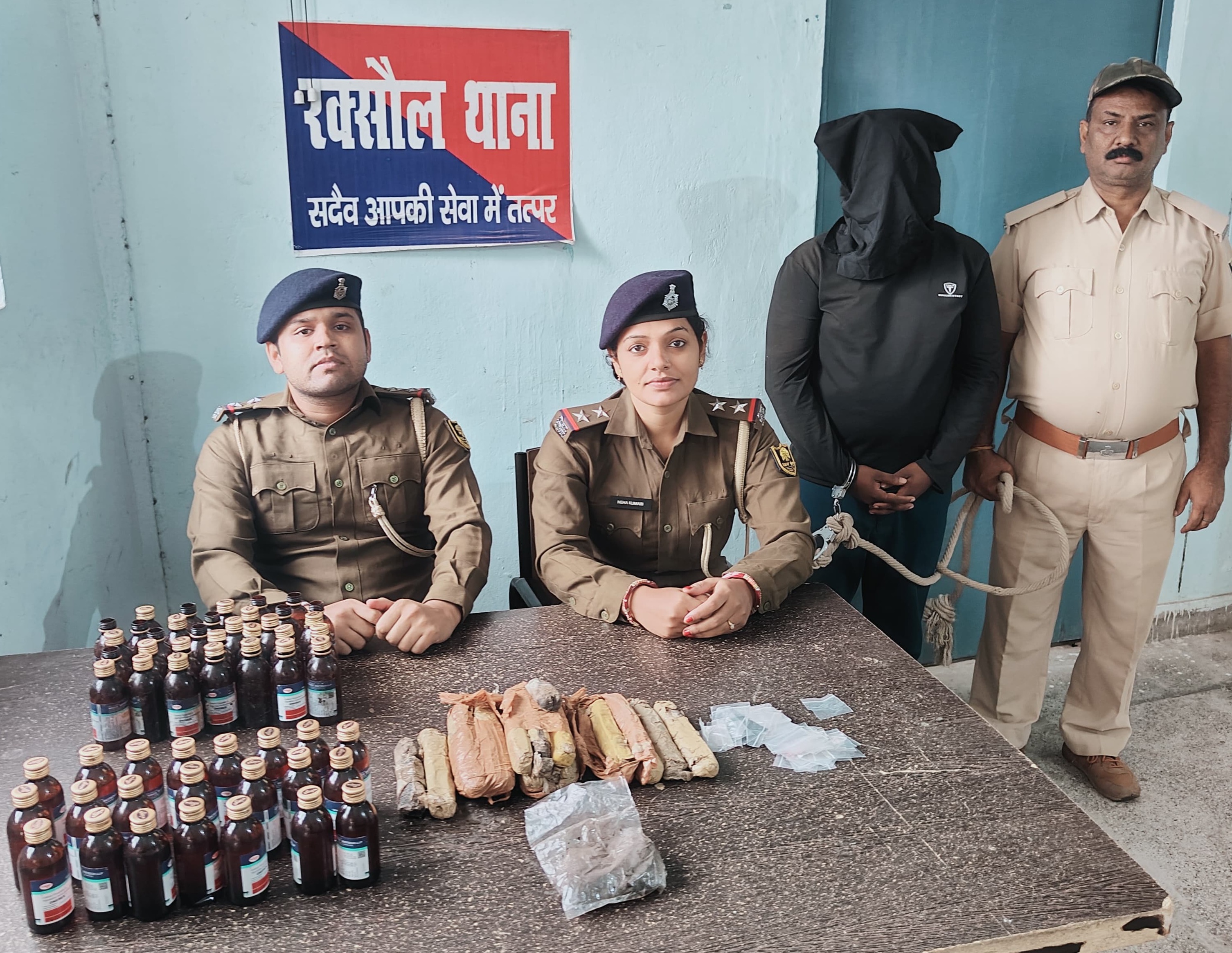 बरामद मादक पदार्थ के साथ गिरफ्तार नेपाली तस्कर बरामद मादक पदार्थ के साथ गिरफ्तार नेपाली तस्कर