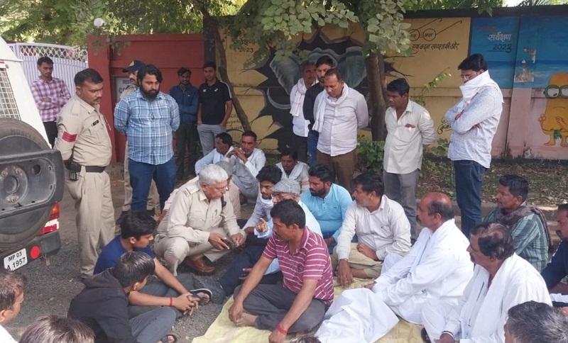 परिजन ने कलेक्टर के बंगले के सामने शव रखकर किया प्रदर्शन