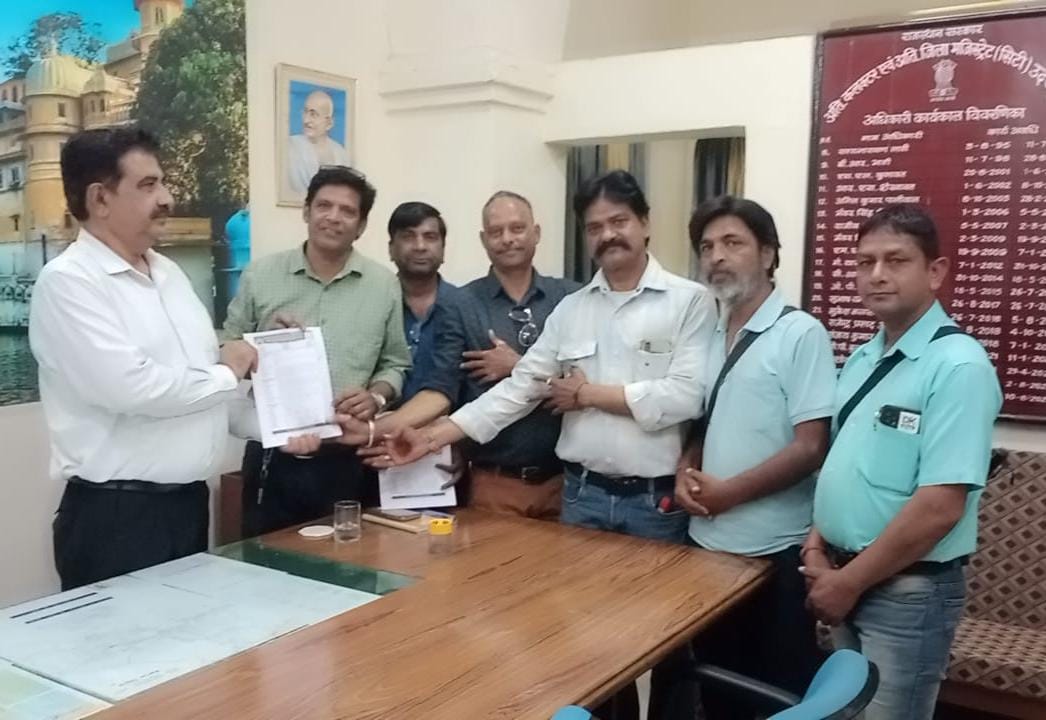 पत्रकारों पर हुए हमले के विरोध में जार ने सौंपा ज्ञापन पत्रकारों पर हुए हमले के विरोध में जार ने सौंपा ज्ञापन