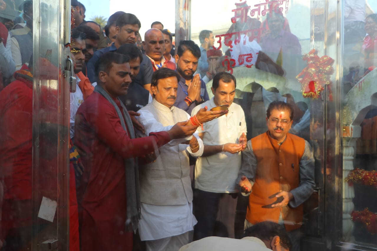 उप मुख्यमंत्री ने मां नर्मदा की पूजा अर्चना करते 01 उप मुख्यमंत्री ने मां नर्मदा की पूजा अर्चना करते 01