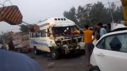 अयोध्या लखनऊ हाईवे पर सड़क दुर्घटना, तीन लोगों की मौत,15 घायल अयोध्या लखनऊ हाईवे पर सड़क दुर्घटना, तीन लोगों की मौत,15 घायल