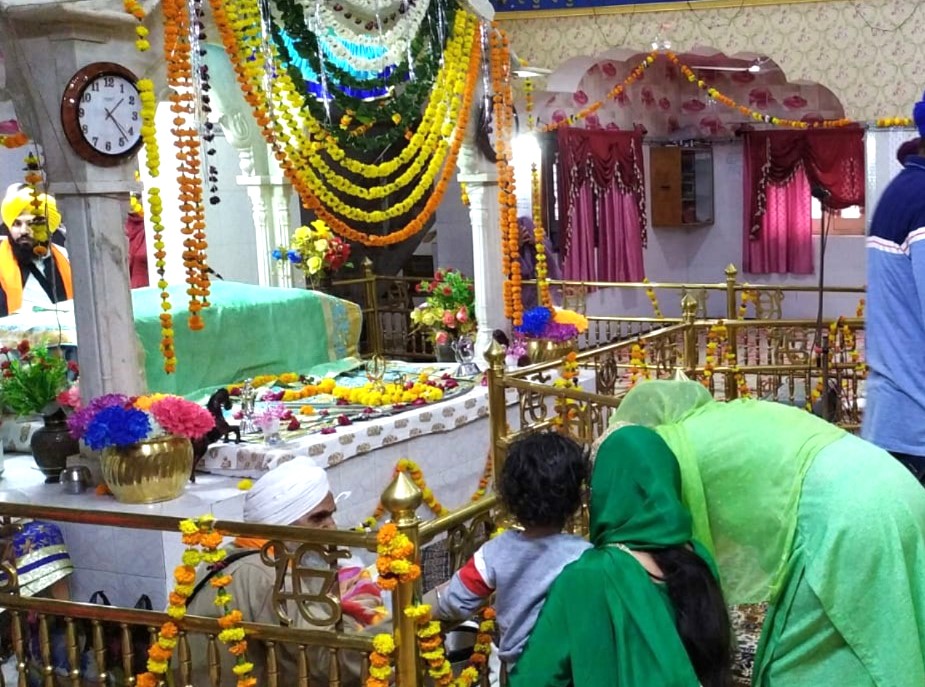 मुरादाबाद में गुरुनानक देव के प्रकाश पर्व पर गुरुद्वारा सिंह सभा ताड़ीखाना में माथा टेकते श्रद्धालु । मुरादाबाद में गुरुनानक देव के प्रकाश पर्व पर गुरुद्वारा सिंह सभा ताड़ीखाना में माथा टेकते श्रद्धालु ।