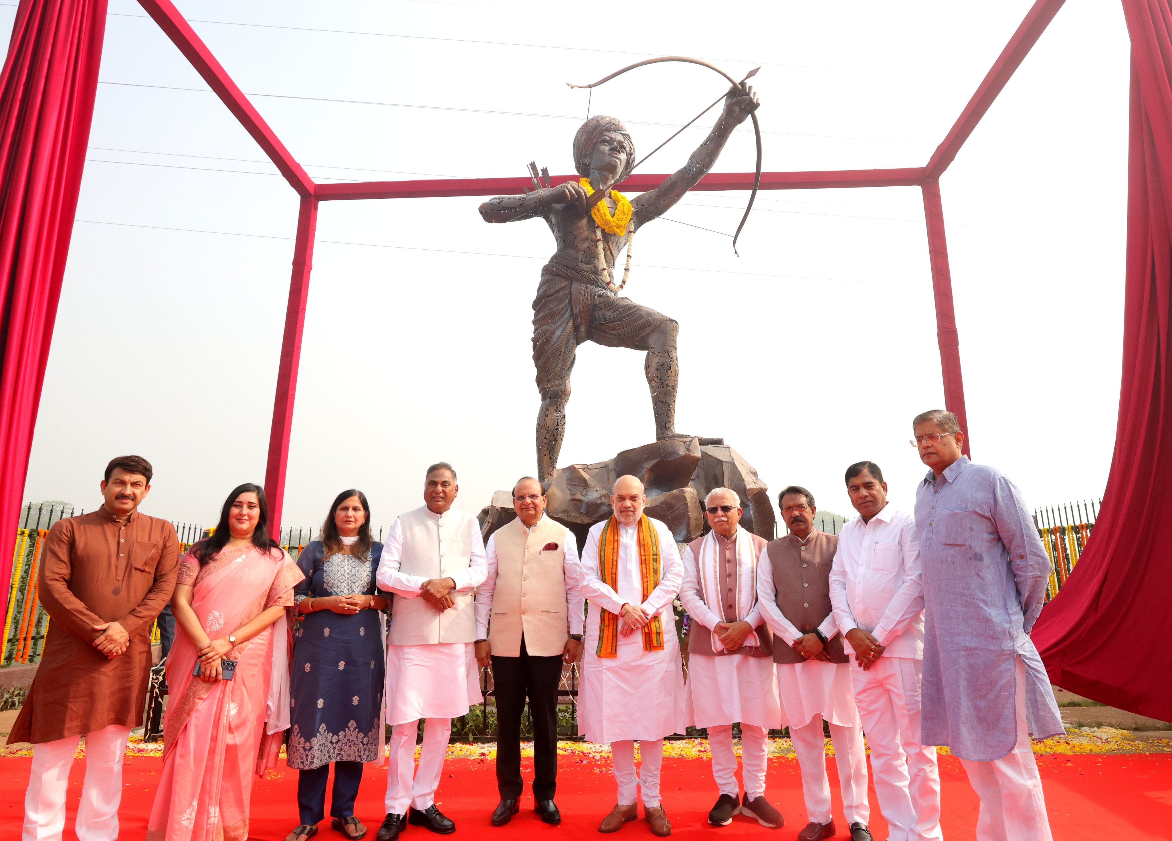 भगवान बिरसा मुंडा की प्रतिमा का अनावरण करने के बाद केंद्रीय मंत्री अमित शाह, मनोहर लाल और अन्य गणमन्य भगवान बिरसा मुंडा की प्रतिमा का अनावरण करने के बाद केंद्रीय मंत्री अमित शाह, मनोहर लाल और अन्य गणमन्य