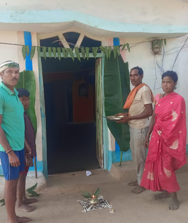 बैगा समुदाय के हितग्राहियों काे पूजन-अर्चन पश्चात् विधिवत् गृह प्रवेश किया। बैगा समुदाय के हितग्राहियों काे पूजन-अर्चन पश्चात् विधिवत् गृह प्रवेश किया।