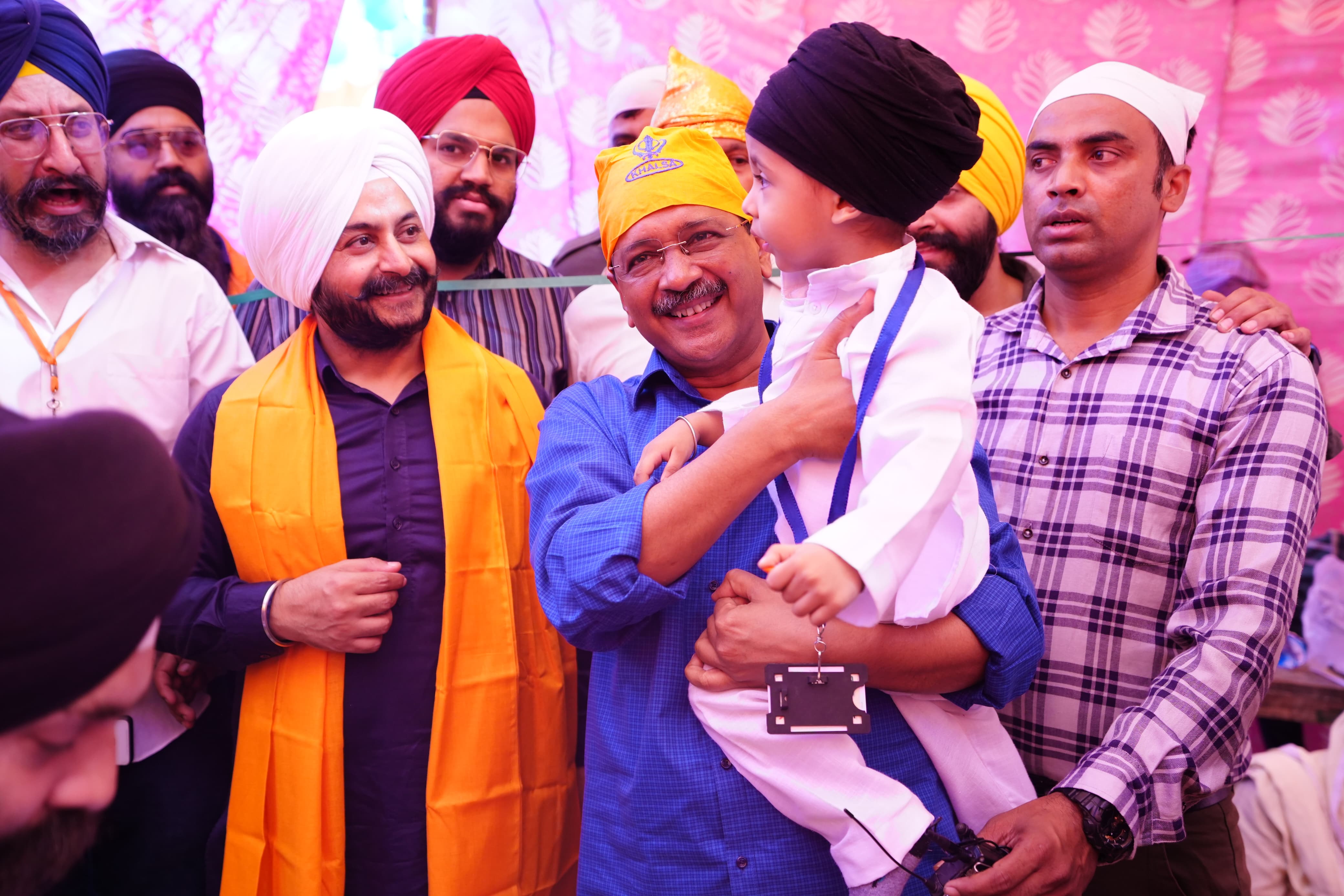 गुरुद्वारा रकाबगंज साहिब में केजरीवाल ने मत्था टेका गुरुद्वारा रकाबगंज साहिब में केजरीवाल ने मत्था टेका