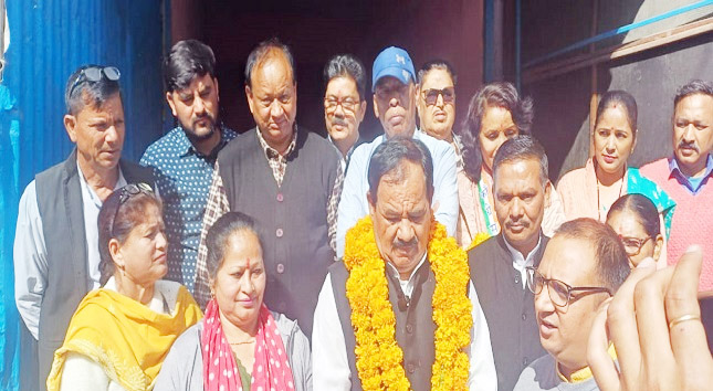 समर्थकों के साथ कांग्रेस नेता डॉ हरक सिंह रावत। समर्थकों के साथ कांग्रेस नेता डॉ हरक सिंह रावत।
