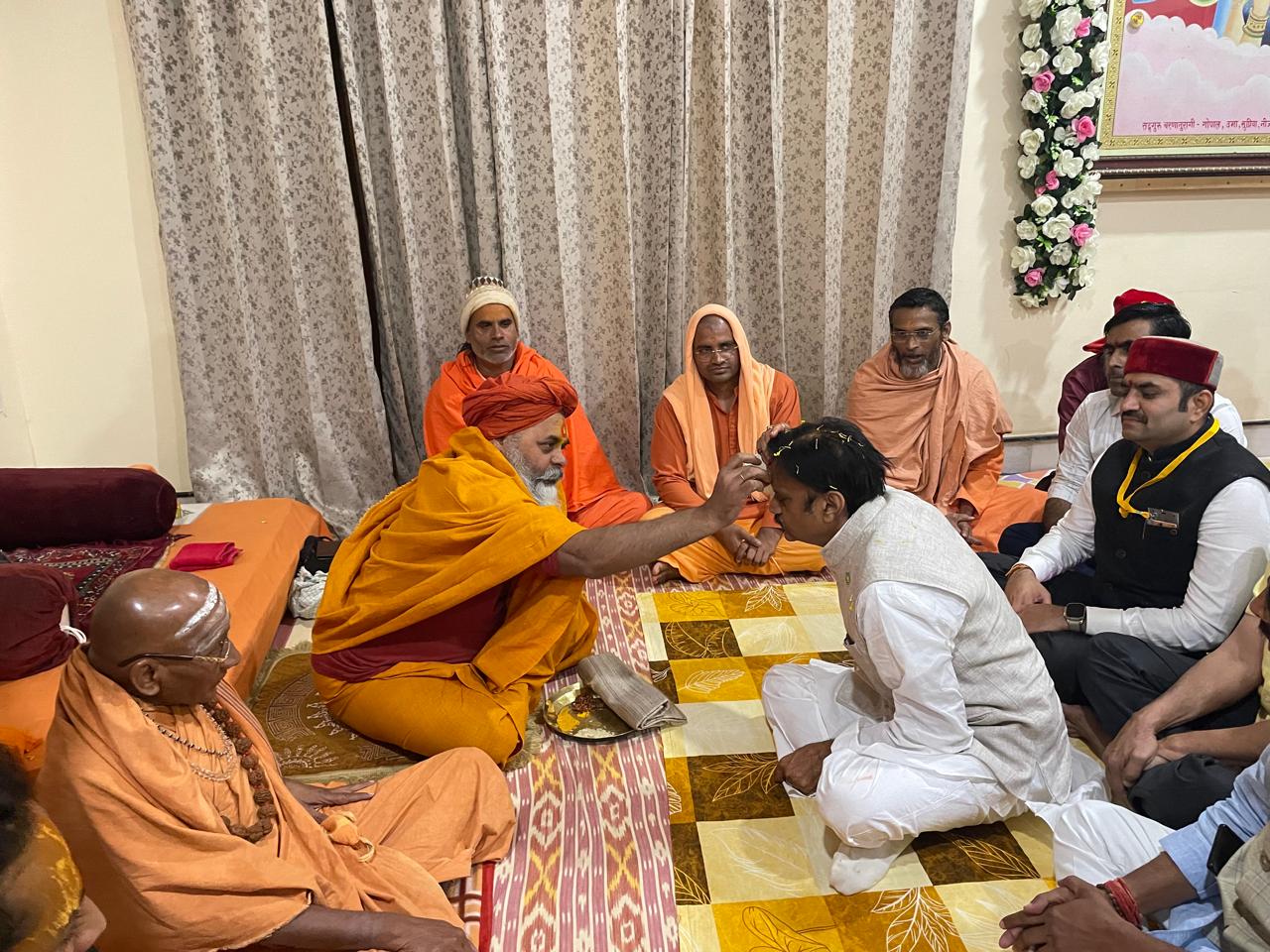 उप मुख्यमंत्री शांतिकुटीमें आशीर्वाद लेते उप मुख्यमंत्री शांतिकुटीमें आशीर्वाद लेते