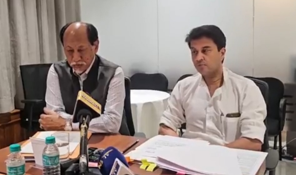 डोनर मंत्री ज्योतिरादित्य सिंधिया अपने तीन दिवसीय पूर्वोत्तर दौरे के दौरान नगालैंड के मुख्यमंत्री नेफ्यू रियो के साथ एक संवाददाता सम्मेलन को संबोधित करते हुए। डोनर मंत्री ज्योतिरादित्य सिंधिया अपने तीन दिवसीय पूर्वोत्तर दौरे के दौरान नगालैंड के मुख्यमंत्री नेफ्यू रियो के साथ एक संवाददाता सम्मेलन को संबोधित करते हुए।