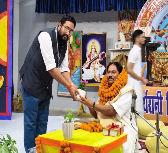 परम पूज्य आचार्य पीयूष महाराज एवं बीएनएसडी शिक्षा निकेतन इंटर कालेज के प्रधानाचार्य बृजमोहन सिंह का छाया चित्र परम पूज्य आचार्य पीयूष महाराज एवं बीएनएसडी शिक्षा निकेतन इंटर कालेज के प्रधानाचार्य बृजमोहन सिंह का छाया चित्र