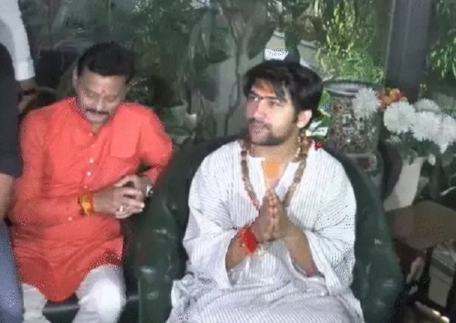 पंडित धीरेन्द्र शास्त्री मीडिया को संबोधित करते हुए पंडित धीरेन्द्र शास्त्री मीडिया को संबोधित करते हुए