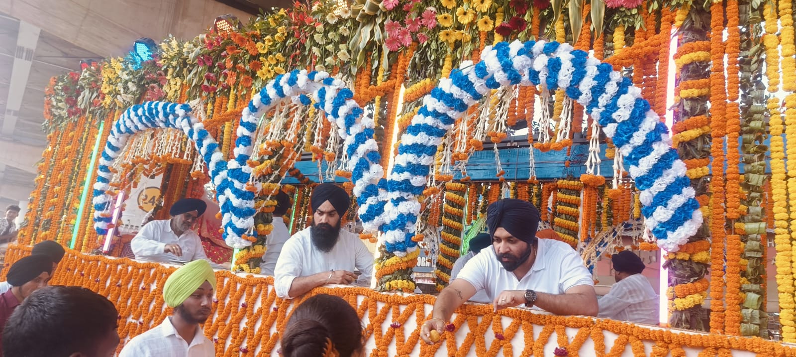 गुरुनानक देव जी के प्रकाश उत्सव के मौके पर निकाली भव्य शोभायात्रा