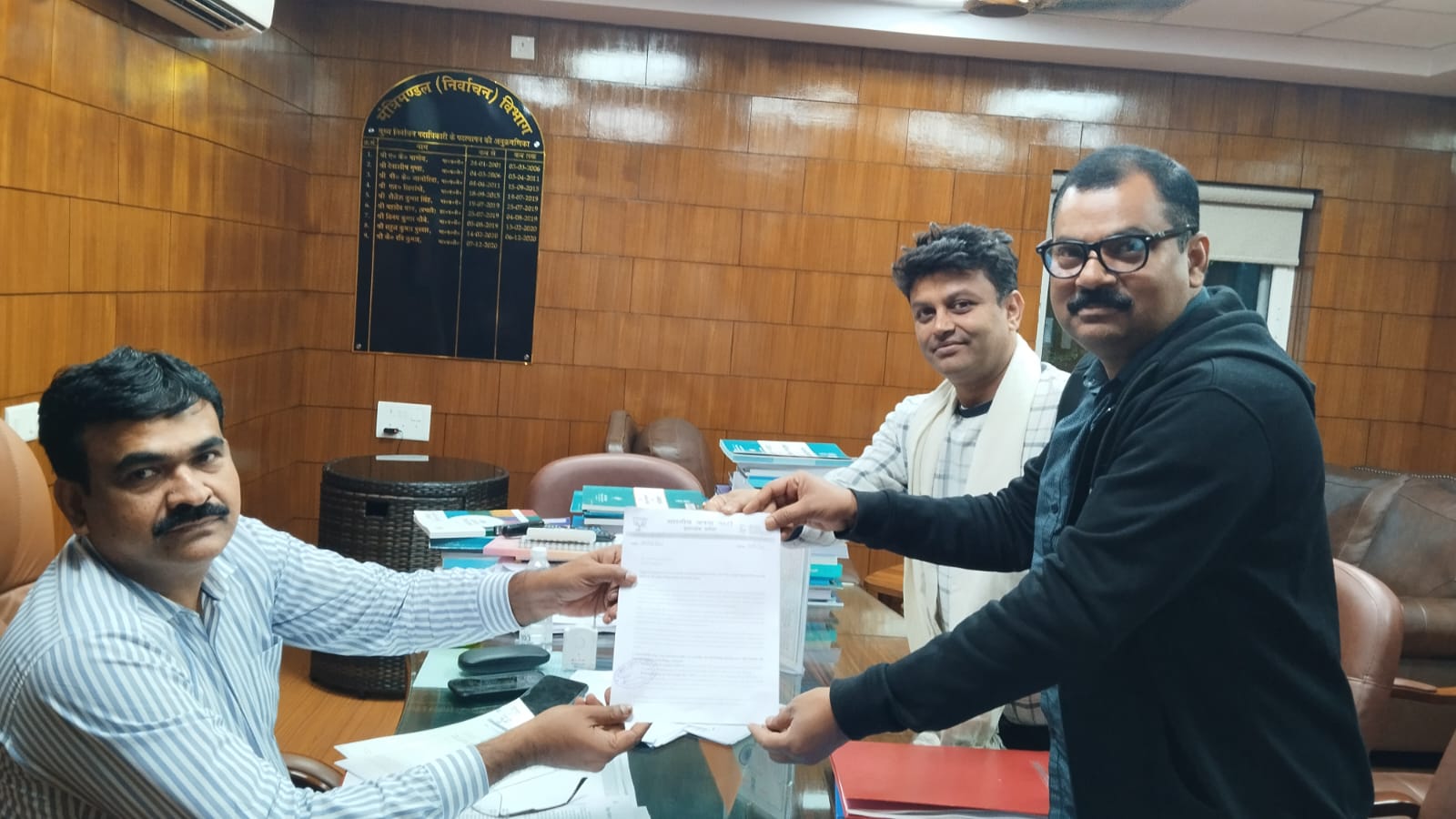 चुनाव आयोग को ज्ञापन देता भाजपा का प्रतिनिधिमंडल चुनाव आयोग को ज्ञापन देता भाजपा का प्रतिनिधिमंडल