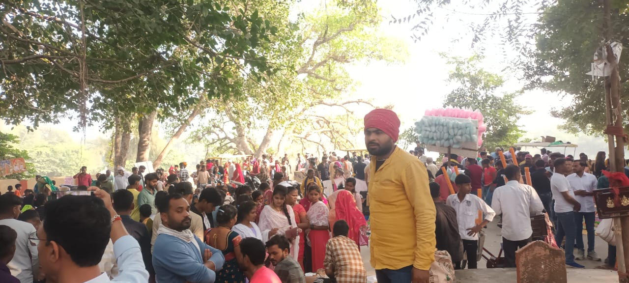 रामेश्वरम मेले में श्रद्धालुओं ने संगम में स्नान करके किया दर्शन पूजन रामेश्वरम मेले में श्रद्धालुओं ने संगम में स्नान करके किया दर्शन पूजन