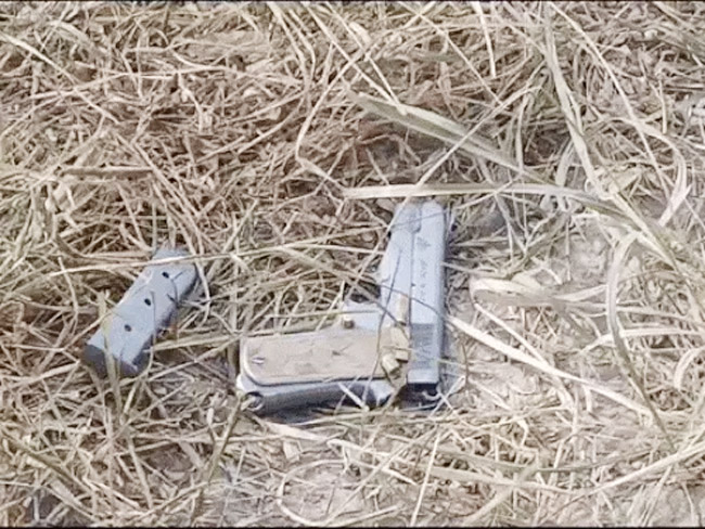 सोनीपत में पुलिस और बदमाशों के बीच मुठभेड़ के बाद मौके पर पड़ी पिस्टल। सोनीपत में पुलिस और बदमाशों के बीच मुठभेड़ के बाद मौके पर पड़ी पिस्टल।