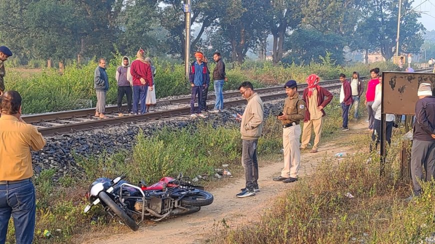 घटनास्थल पर जांच करती पुलिस घटनास्थल पर जांच करती पुलिस