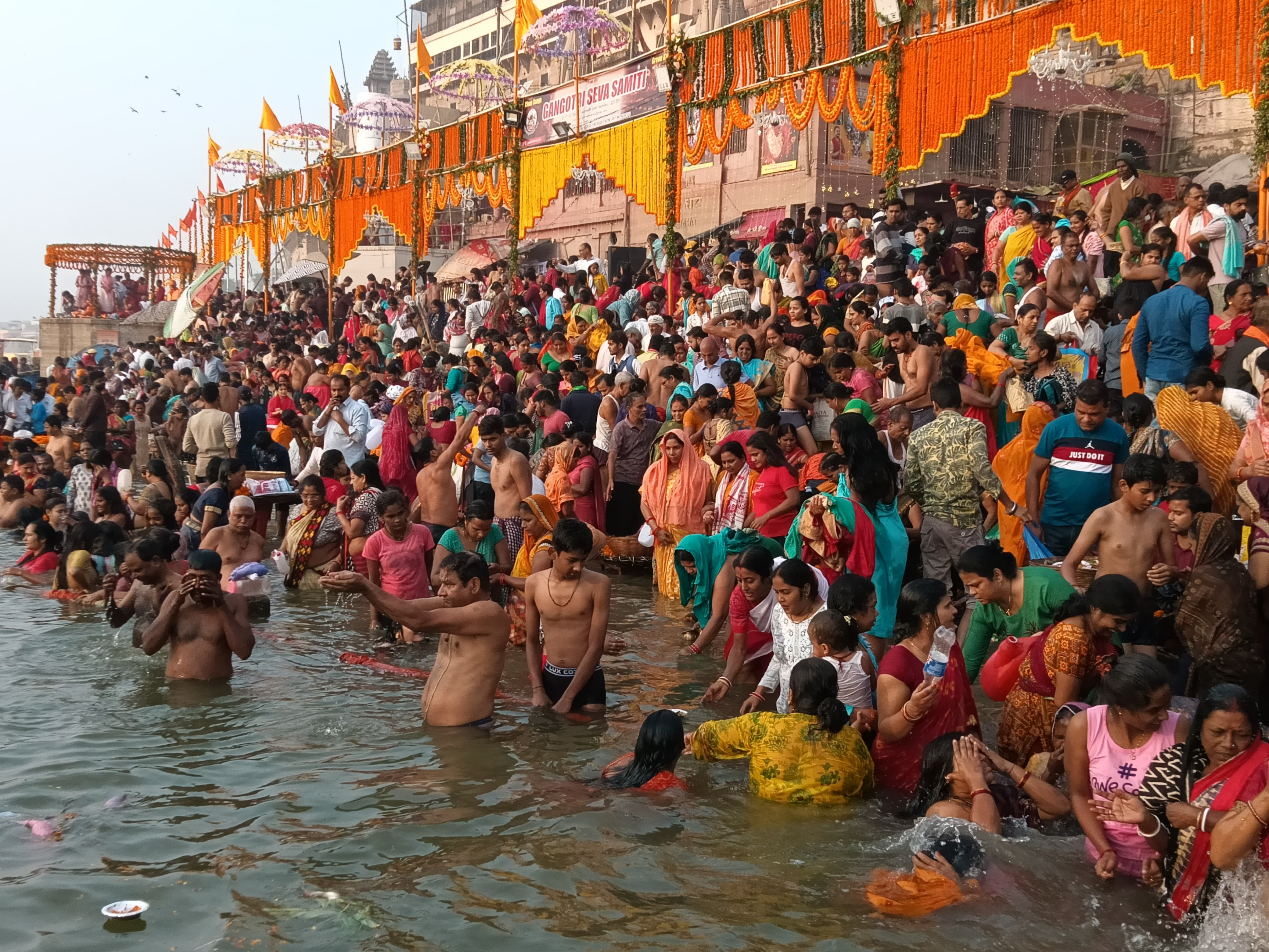 कार्तिक पूर्णिमा पर गंगा किनारे स्नान करते श्रद्धालु: फोटो बच्चा गुप्ता कार्तिक पूर्णिमा पर गंगा किनारे स्नान करते श्रद्धालु: फोटो बच्चा गुप्ता