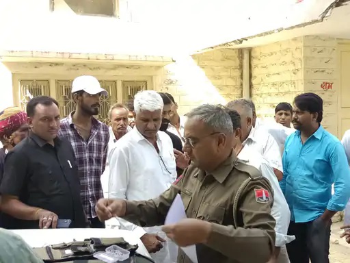 कागजी कार्यवाही करती पुलिस। कागजी कार्यवाही करती पुलिस।