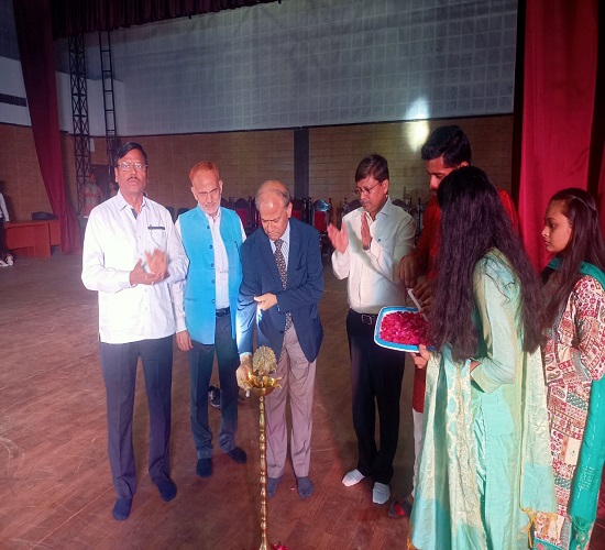सीएसए में आयोजित फ्रेशर पार्टी का शुभारम्भ करते हुए विश्वविद्यालय के कुलपति डॉ आनंद कुमार सिंह का छाया चित्र सीएसए में आयोजित फ्रेशर पार्टी का शुभारम्भ करते हुए विश्वविद्यालय के कुलपति डॉ आनंद कुमार सिंह का छाया चित्र