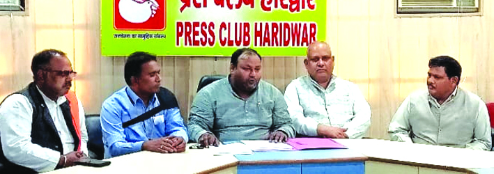 पत्रकारों से वार्ता करते हुए पत्रकारों से वार्ता करते हुए