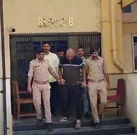 आरोपित को कोर्ट ले जाती पुलिस आरोपित को कोर्ट ले जाती पुलिस