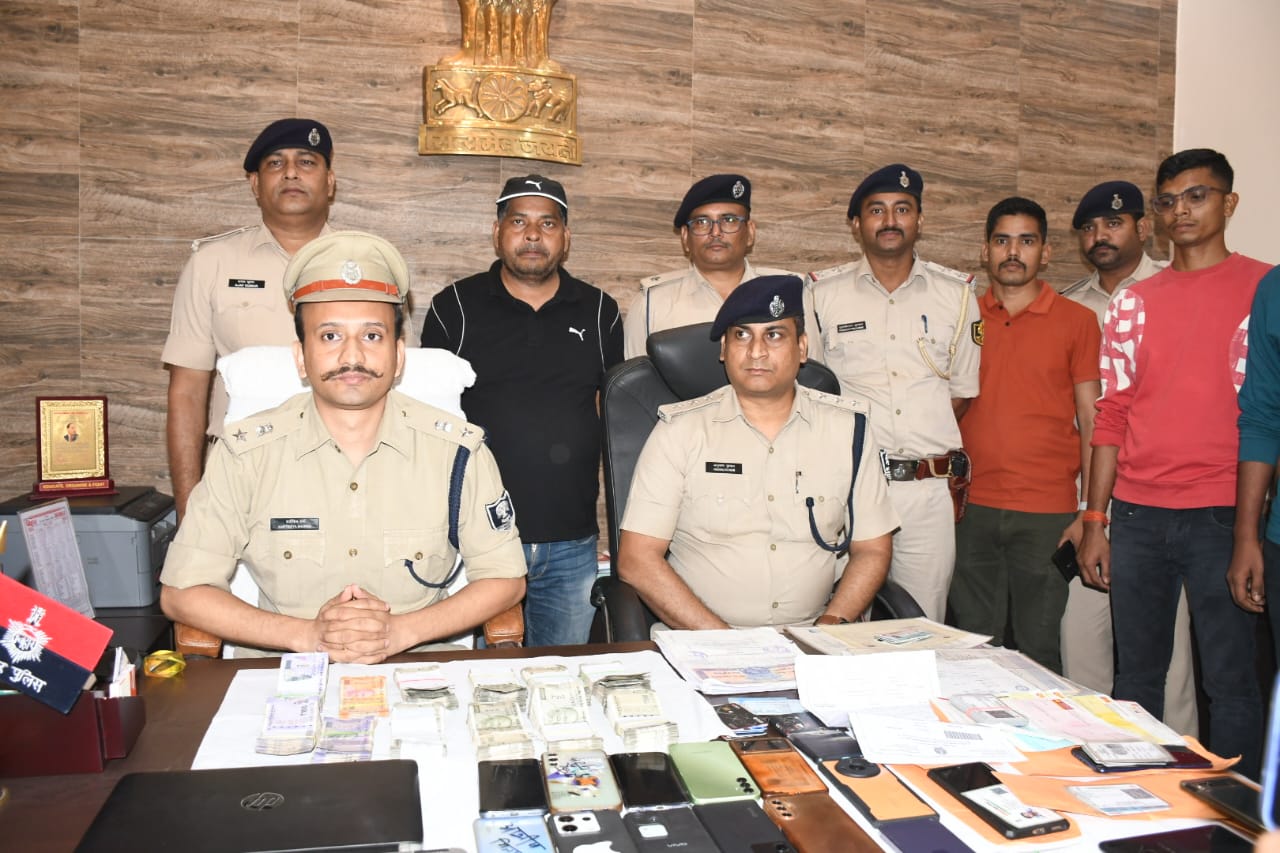 पुलिस के साथ गिरफ्तार छात्र एवं मुन्ना भाई