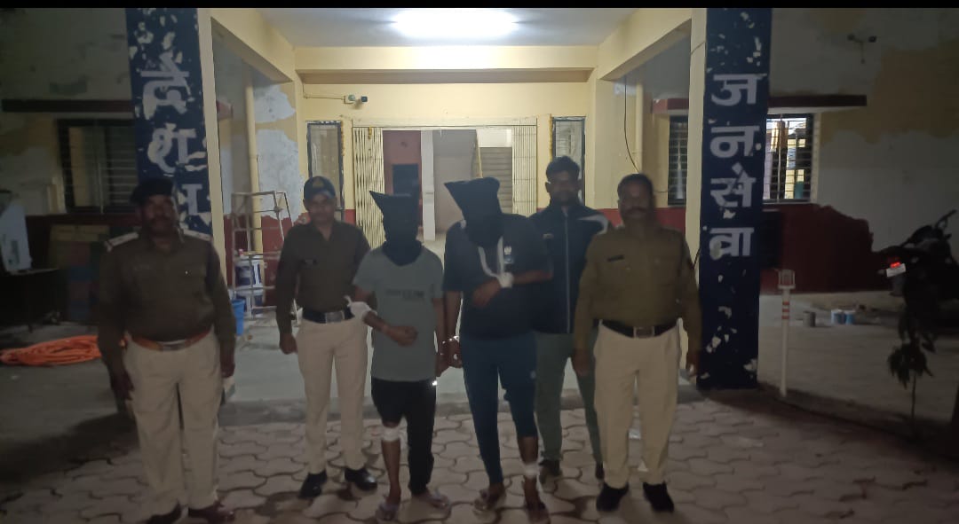 कार सवार युवकों को किया गिरफ्तार कार सवार युवकों को किया गिरफ्तार