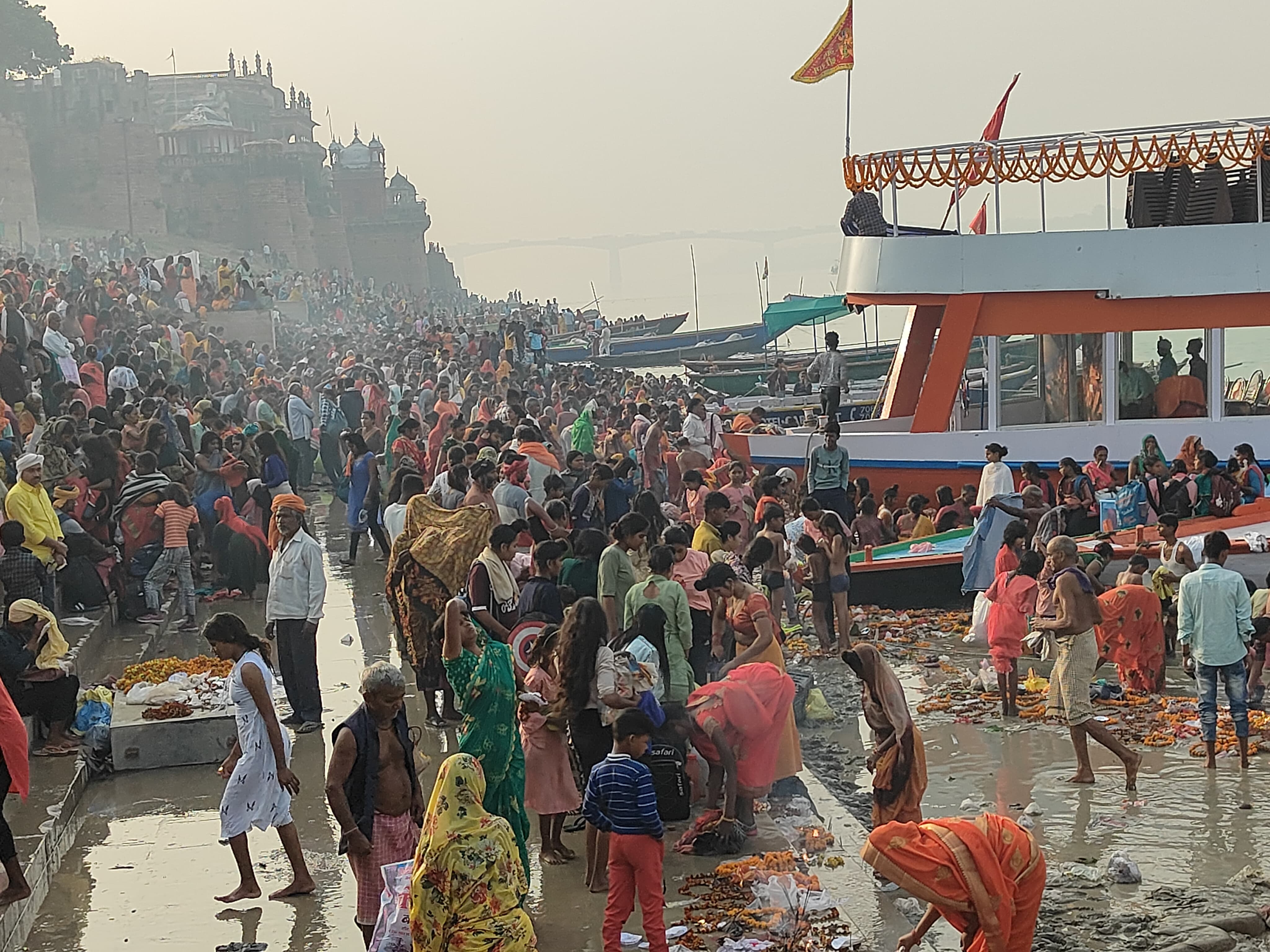 कार्तिक पूर्णिमा पर गंगा किनारे स्नान करते श्रद्धालु: फोटो बच्चा गुप्ता कार्तिक पूर्णिमा पर गंगा किनारे स्नान करते श्रद्धालु: फोटो बच्चा गुप्ता