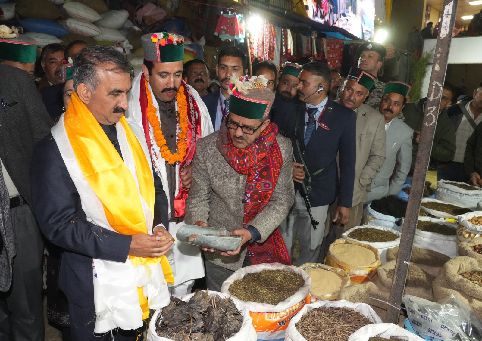 मुख्यमंत्री लवी मेले में खरीददारी करते हुए मुख्यमंत्री लवी मेले में खरीददारी करते हुए