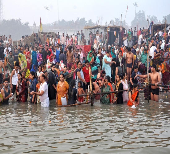 कानपुर: कार्तिक पूर्णिमा को गंगा के घाटों पर उमड़ी श्रद्धालुओं की भीड़ का छाया चित्र कानपुर: कार्तिक पूर्णिमा को गंगा के घाटों पर उमड़ी श्रद्धालुओं की भीड़ का छाया चित्र