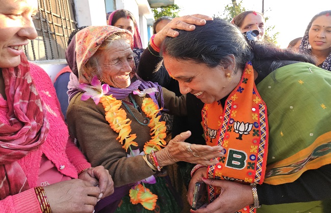 परकंडी में भाजपा प्रत्याशी को आशीर्वाद देती बुजुर्ग महिला परकंडी में भाजपा प्रत्याशी को आशीर्वाद देती बुजुर्ग महिला