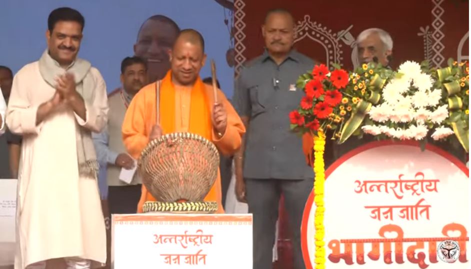 जन भागीदारी उत्सव का शुभारम्भ करते मुख्यमंत्री योगी आदित्यनाथ जन भागीदारी उत्सव का शुभारम्भ करते मुख्यमंत्री योगी आदित्यनाथ