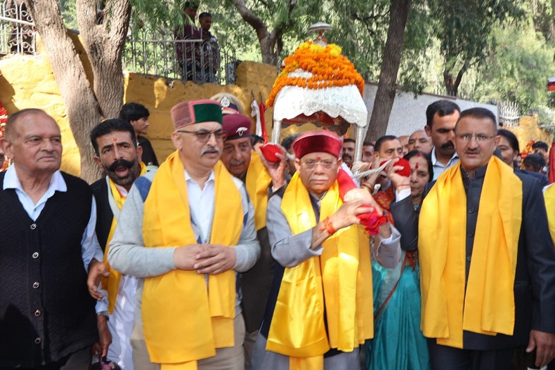 राज्यपाल रेणुका मेले का समापन करते हुए राज्यपाल रेणुका मेले का समापन करते हुए