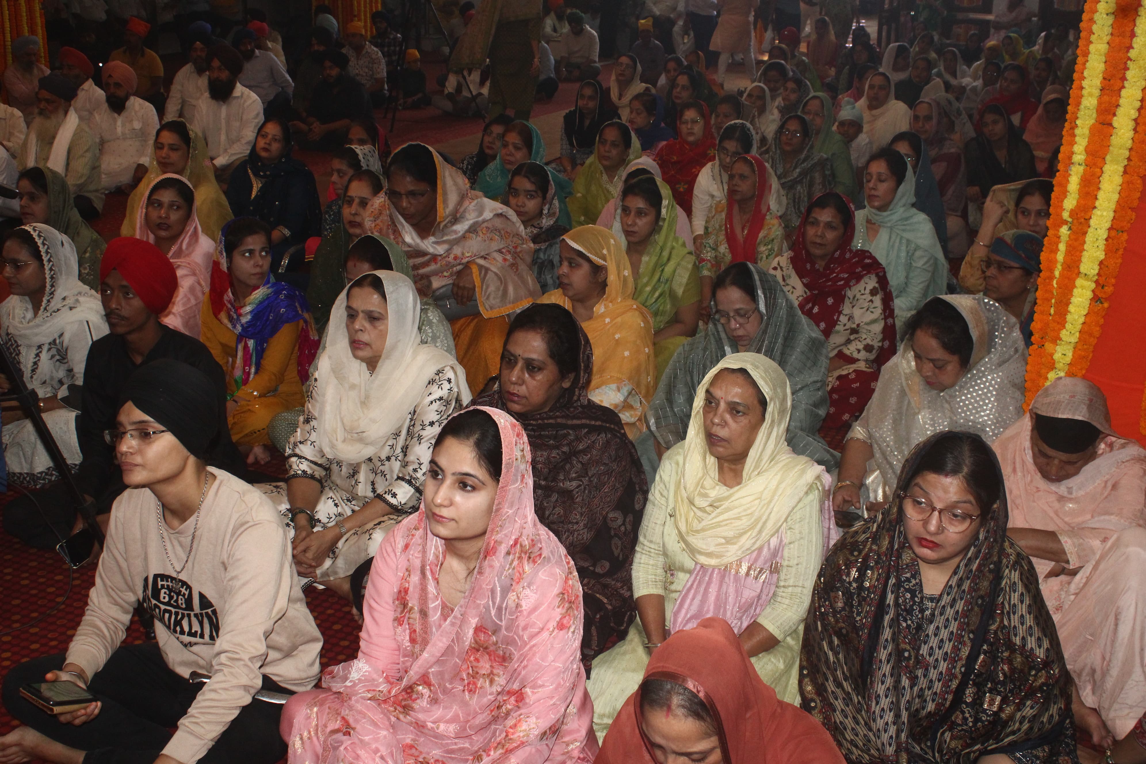 गुरूनानक जयंती में जुटे श्रद्धालु और शबद कीर्तन करते रागी जत्थे: फोटो बच्चा गुप्ता