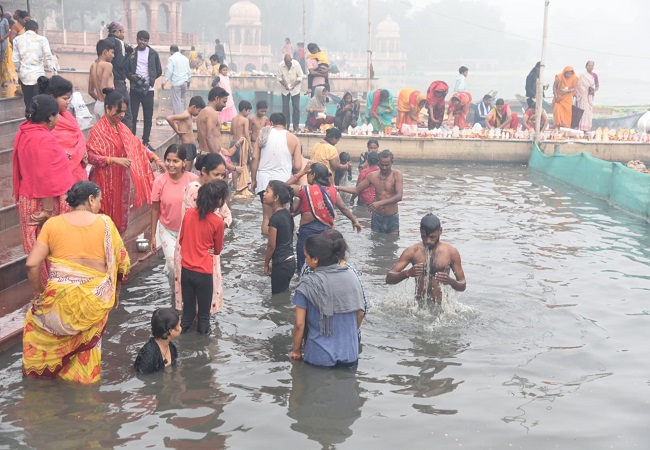 लखनऊ में कुड़िया घाट पर भोर में ही आदि गंगा गोमती में डुबकी लगाते श्रद्धालु लखनऊ में कुड़िया घाट पर भोर में ही आदि गंगा गोमती में डुबकी लगाते श्रद्धालु