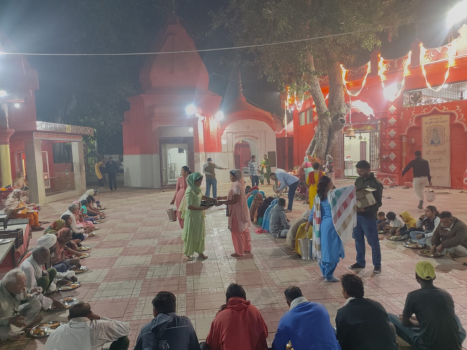 भंडारे में प्रसाद चखते हुए श्रद्धालु। भंडारे में प्रसाद चखते हुए श्रद्धालु।