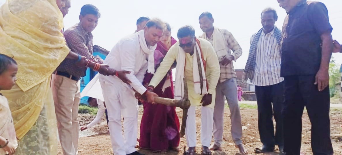 भूमिपूजन करते हुए जिपं उपाध्यक्ष नीशू चंद्राकर व अन्य ग्रामीण उपस्थित। भूमिपूजन करते हुए जिपं उपाध्यक्ष नीशू चंद्राकर व अन्य ग्रामीण उपस्थित।